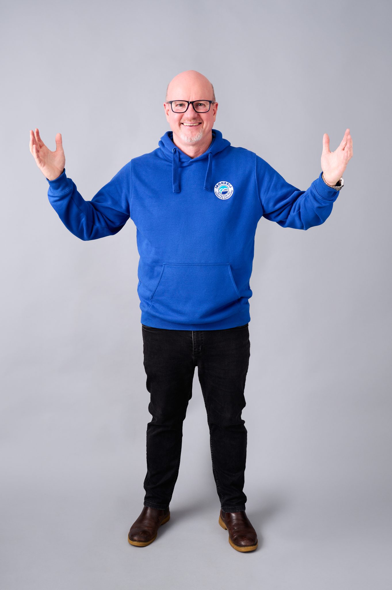 Louis hands raised up (Jacket)